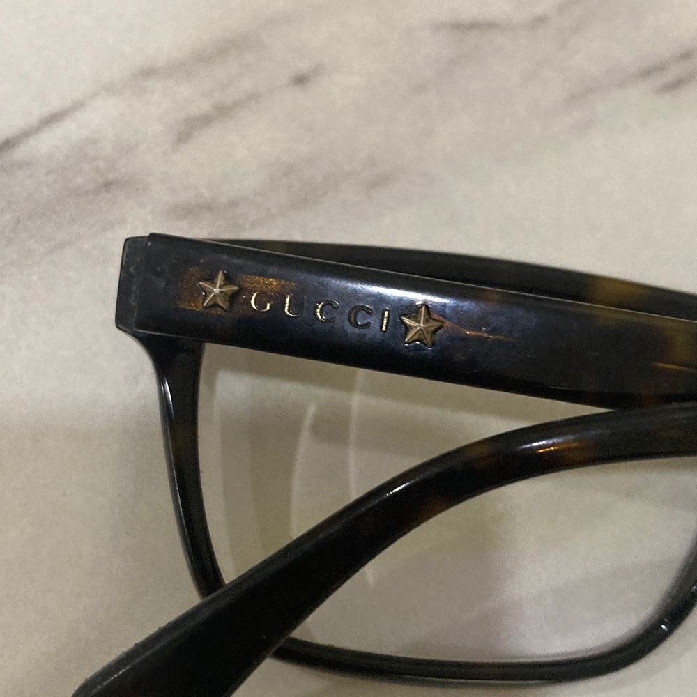 Gucci Men’s Tortoiseshell Rectangle Glasses with Gold Accents - Picture 9 of 16